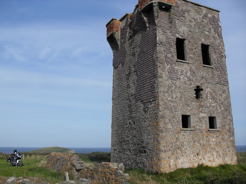 TimMeek8's tweet photo. These replaced Martello Towers which were too costly to build. Looks like they had issues with air pressure differences and water penetration, hence the slate. #Waterpenetration #çlimnatechange #Externalfinishes #Lime&amp;Slate https://t.co/aLeos7q979