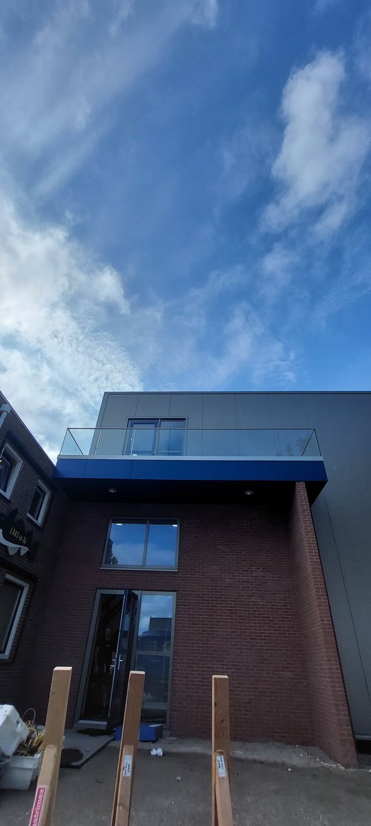 Als de <a href="/Koning_NL/">Willem-Alexander</a> op <a href="/Gemeente_Urk/">Gemeente Urk</a> komt, kan hij de balkonscene bij @albertteun komen doen. In opdracht  <a href="/DeFluxscheepsb1/">De Flux scheepsbetimmering</a> een mooie glazen balustrade mogen monteren <a href="/WanplaKampen/">Wanpla</a> <a href="/KlaasWanpla/">Klaas Klompenmaker</a> <a href="/SyplaWanden/">Sypla International</a>