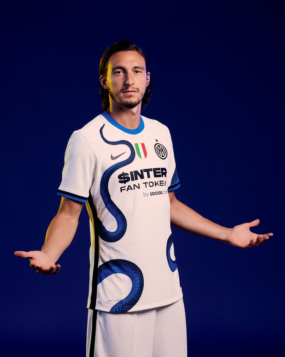 Inter's tweet photo. 👕 | MAGLIA 

The new skin of an icon, Made of Milano.
Diamo il benvenuto alla nuova Away Jersey!

#IMInternazionale #IMMilano https://t.co/MDmsDbV6Bl