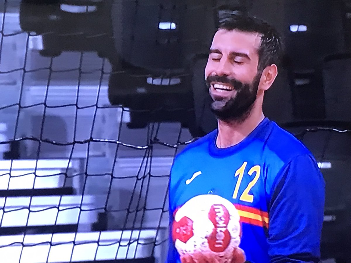 Luismilopez5's tweet photo. Espectacular España. Que buenos son estos chicos. Desde el partidazo de Corrales, el sacrificio defensivo, los grandes momentos de Antonio García, el partidazo de Figueras, esos pases de Alex… esto es un equipo. 28-27 con gol de Aleix Gomez de 7m para ganar 28-27 #Hispanos https://t.co/oSPCJi6CdP