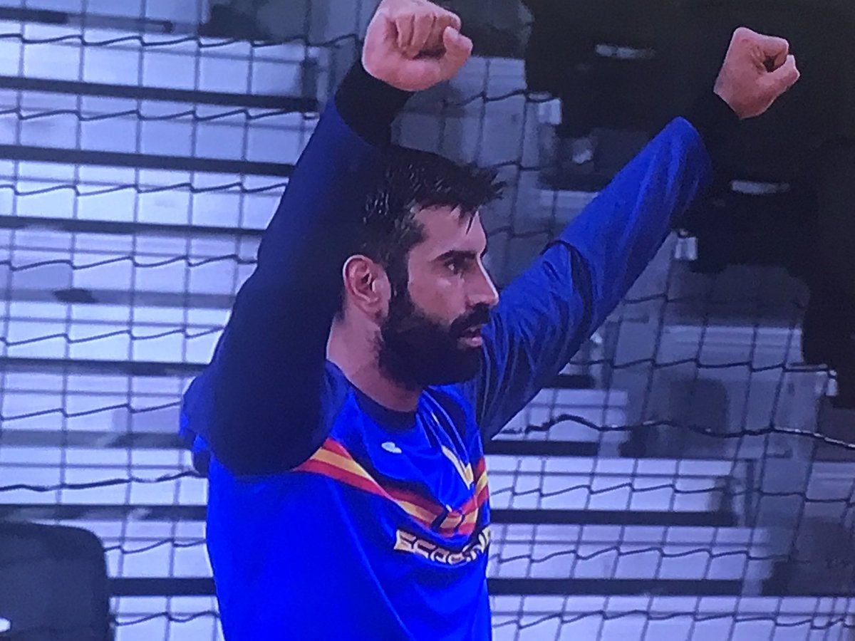 Luismilopez5's tweet photo. Espectacular España. Que buenos son estos chicos. Desde el partidazo de Corrales, el sacrificio defensivo, los grandes momentos de Antonio García, el partidazo de Figueras, esos pases de Alex… esto es un equipo. 28-27 con gol de Aleix Gomez de 7m para ganar 28-27 #Hispanos https://t.co/oSPCJi6CdP