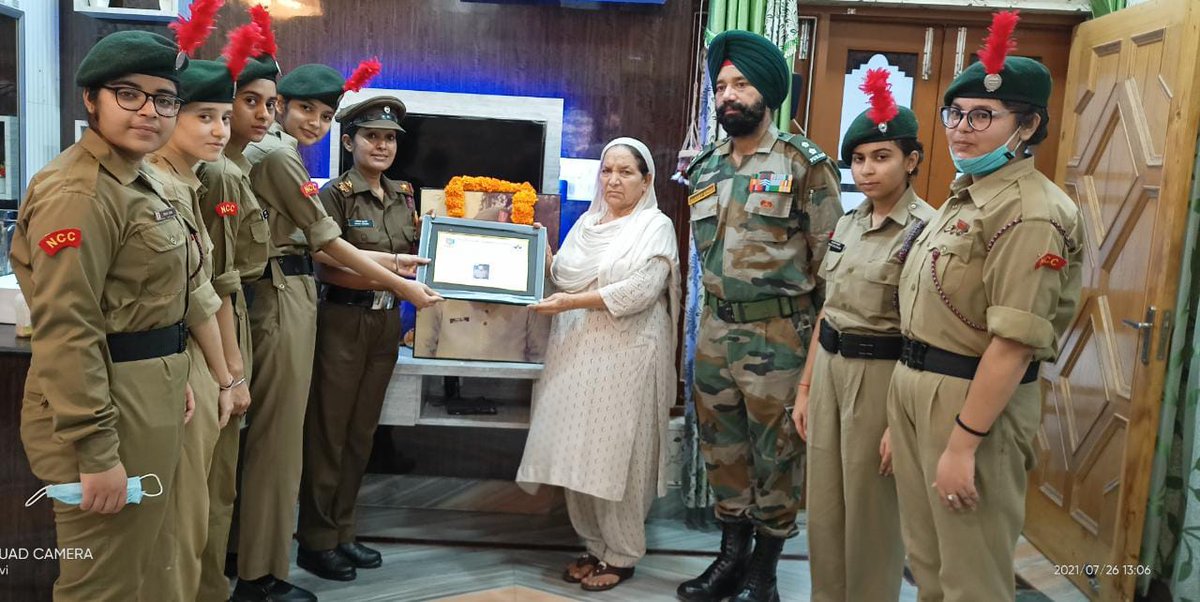 sushmarachna's tweet photo. #KargilVijayDiwas2021
#dgncc
#2j&knccgnbn
#HQ_DG_NCC
#DteJKL
#PROdefence
#APSJammu
SW Cadets of APS Jammu Cantt along with Lt Sonia Kumari interacted with the family members of Kargil shaheed Sub Bahudur Singh and presented a memento to his wife Smt Pyari Devi.
Regards https://t.co/zdF5I4rjZ3