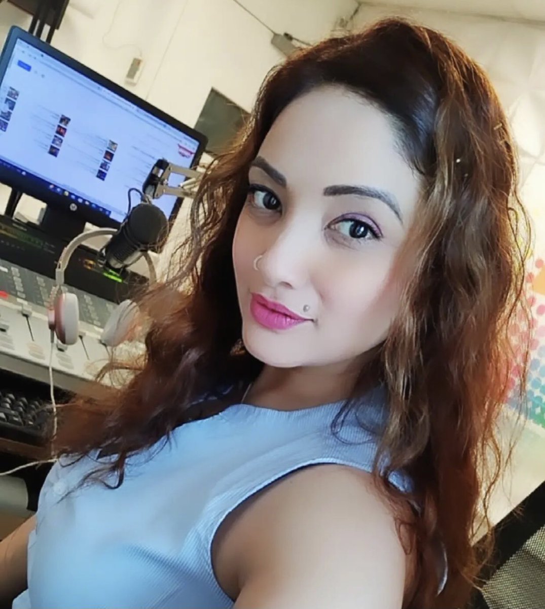 If you can love mountains with cracks, you can live yourself with scars. #FlightToBollywood with the Captain <a href="/SimplyNilofer/">Simply Nilofer 💞</a>.
Happy New Week.
•
•
•
•
•
#SimplyNilofer #NiloferKhan #Bollywood #Monday #mondaymotivation #mondaymood #mondayvibes #mondayquotes #mondaymorning