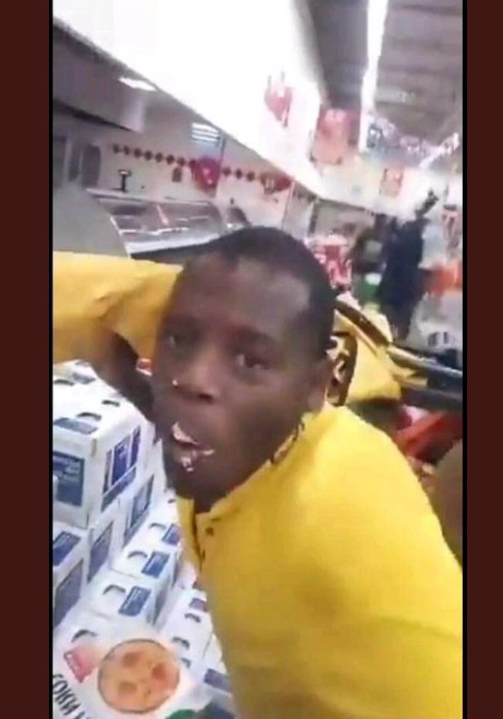 Justin06538821's tweet photo. Can also charge this guy for how he massacred the cake 🙆🏼‍♂️ #PhoenixMassecre
#PhoenixMassacre #CyrilRamaphosa https://t.co/ZFtaXghTbD