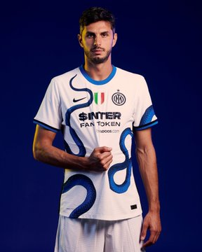 Inter_id's tweet photo. 👕 | KOSTUM

Kulit baru sang ikon, terbuat dari Milano.
Perkenalkan Jersey Tandang kita yang baru!

#IMInternazionale #IMMilano https://t.co/V5DlSJMg8R