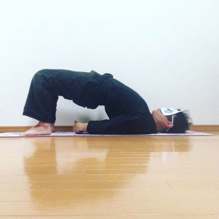 ヨガ忍 Yoganin 後ろ姿美人になる 橋のポーズ 太ももを前側ストレッチしつつ背筋トレーニング 背骨を支える脊柱起立筋が鍛えられると姿勢も整う 下半身のポイント 膝をぐーっと前に押し出し かかとはお尻に引き寄せ 太もも前側ストレッチ 腰は