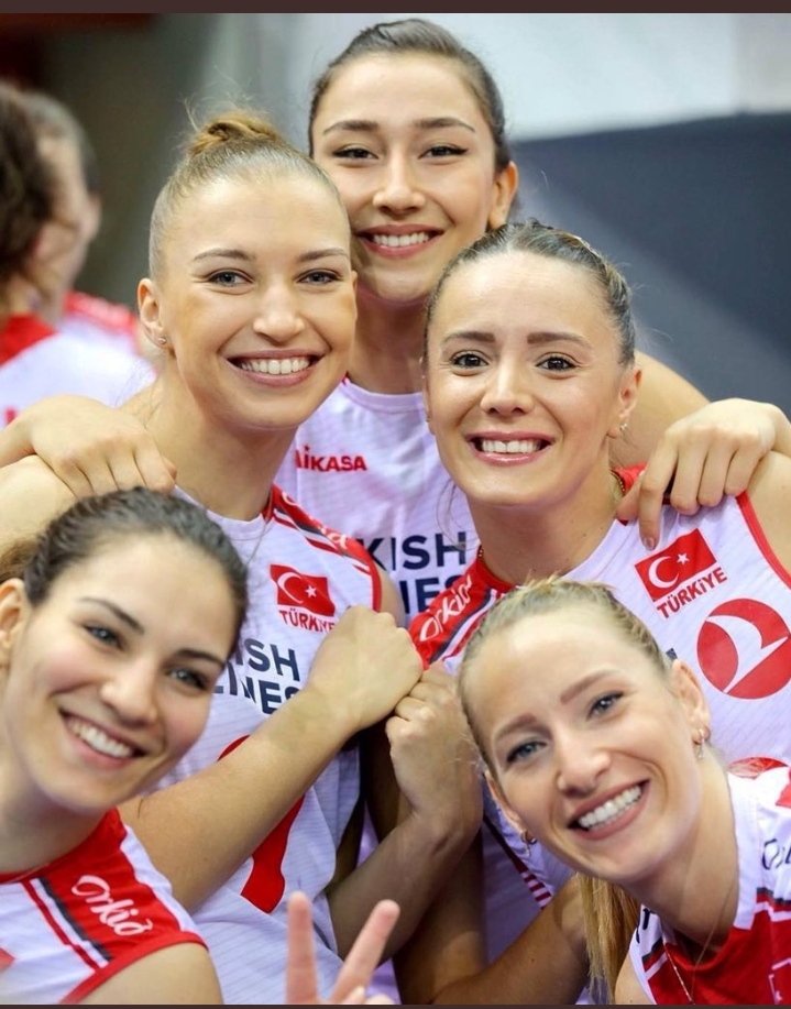 Hayallerini gerçekleştiren mutlu kadının gülüşü kadar positif enerji yayan bir şey yok bu dünyada.