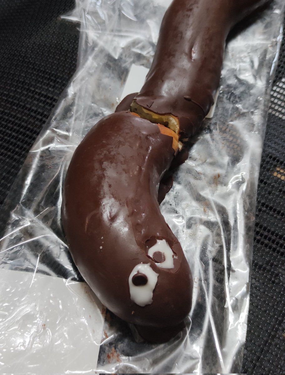 「クリーム入の胴体が切れているせいか3割引だったうなぎパンうめえ… 」|よしだ（旅館の朝食）のイラスト