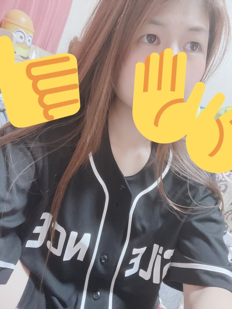 kamacho_0517's tweet photo. SiMのベースボールシャツ
部屋着にちょうどいい🙆‍♀️
涼しい～～

LIVE行きたい😩😩 https://t.co/tliPONU0Bn
