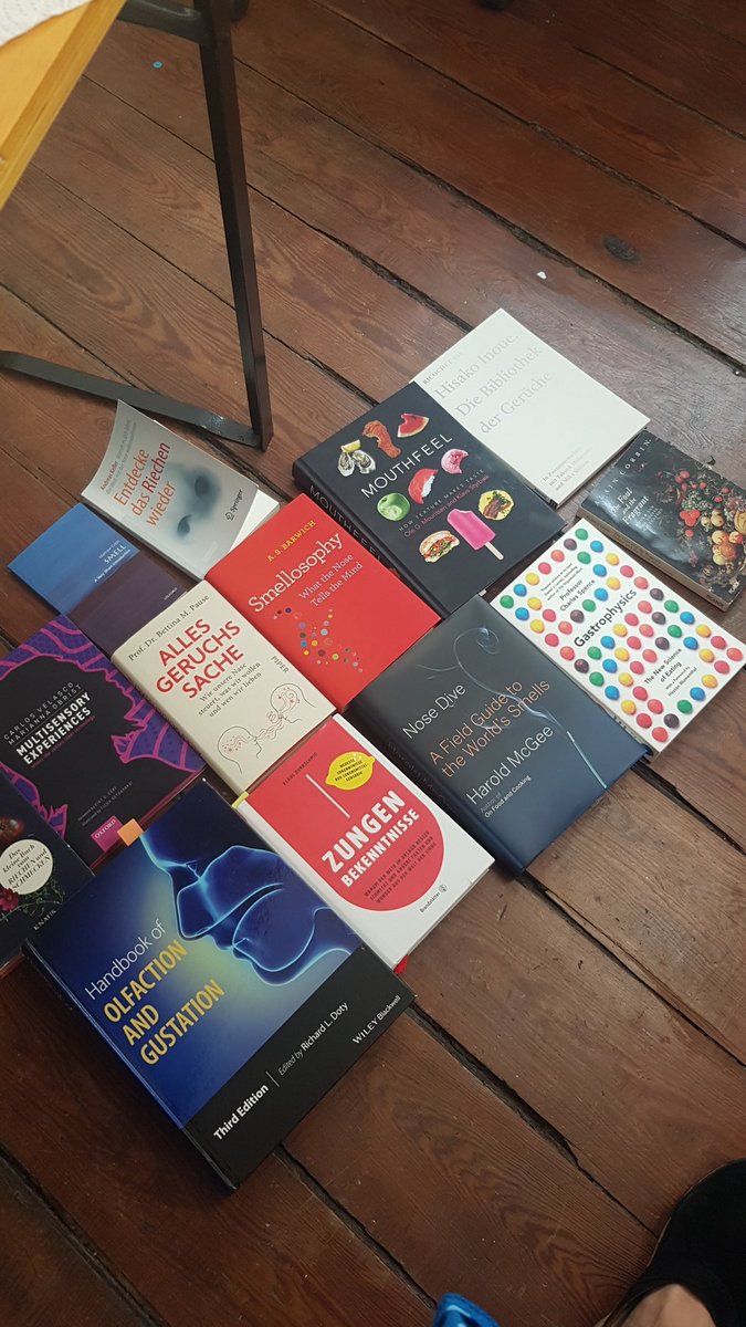 riechexperiment's tweet photo. Bevor ich sie wieder in den Schrank stell: Hier sind die Bücher, die mir bei der Vorbereitung der Schnupperwoche geholfen haben. #riechen #CitizenScience https://t.co/o5o4mHnSZe