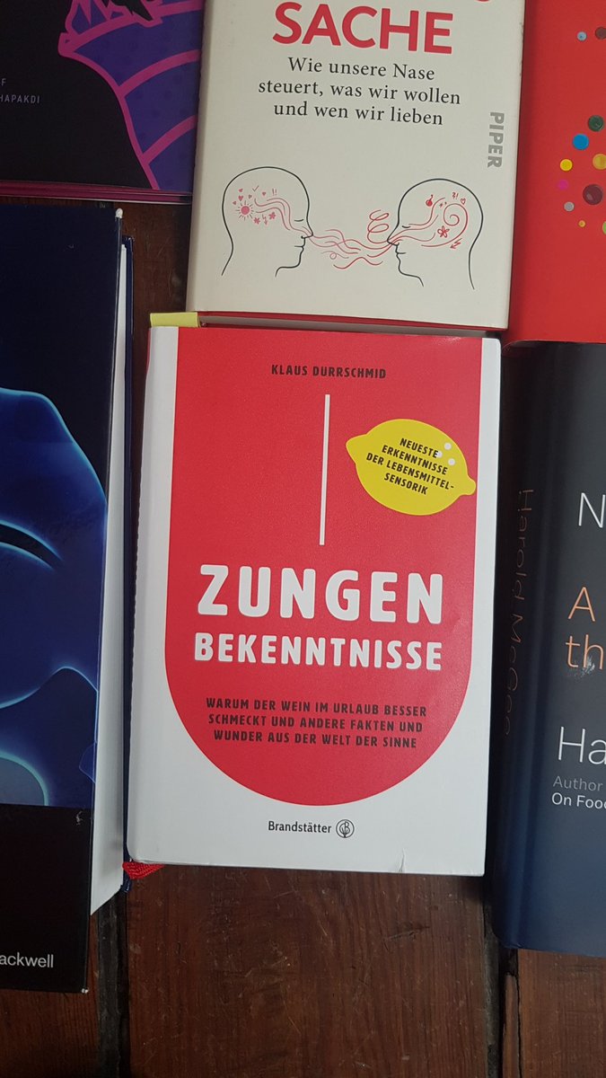 riechexperiment's tweet photo. Bevor ich sie wieder in den Schrank stell: Hier sind die Bücher, die mir bei der Vorbereitung der Schnupperwoche geholfen haben. #riechen #CitizenScience https://t.co/o5o4mHnSZe