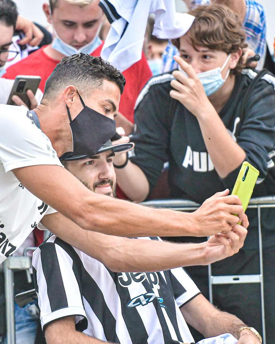 433's tweet photo. 👋 @Cristiano is 🔙 in Turin. https://t.co/G78q7QHCpC
