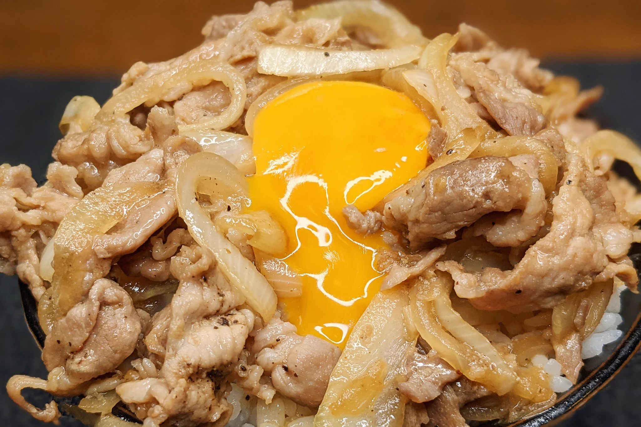 がっつり食べたい気分のときに良さそう！豚肉を使った、美味しそうな丼ものレシピ！