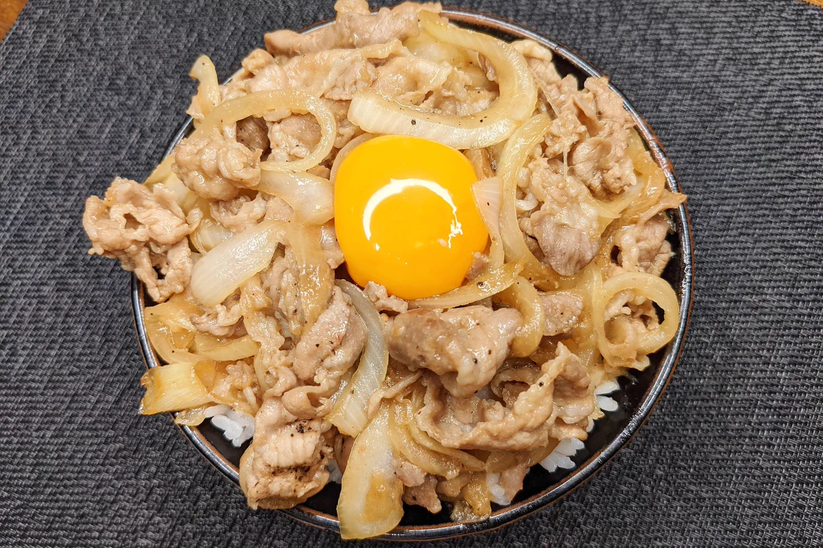 がっつり食べたい気分のときに良さそう！豚肉を使った、美味しそうな丼ものレシピ！