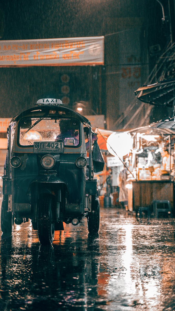 A rainy night in Chinatown #chinatown #bangkok #thailand #moody #rainphotography #nightphotography #nightphotos #bkk #bangkokchinatown #tuktuk