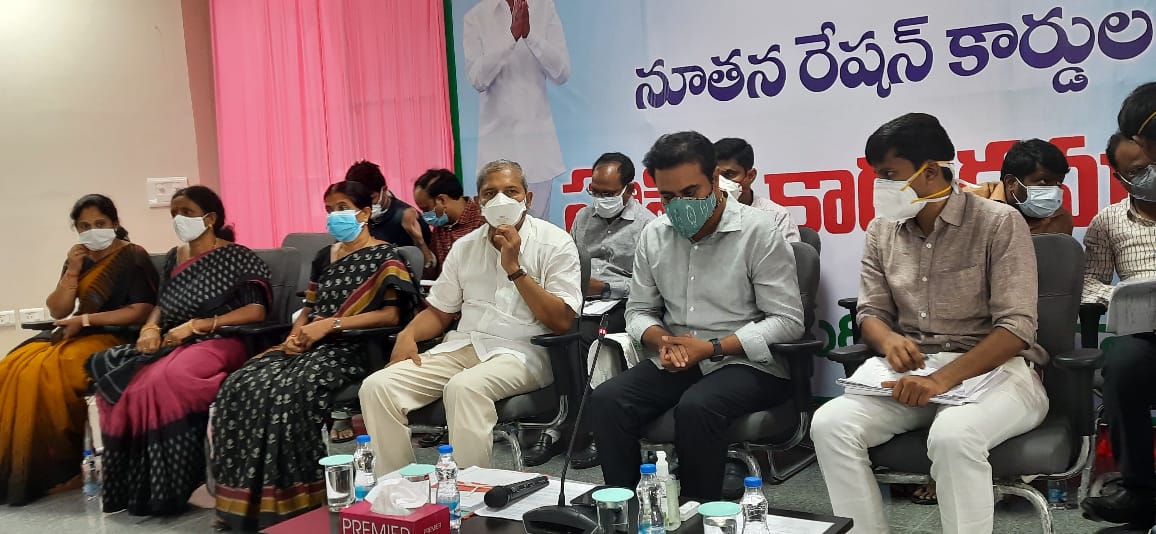 Chairperson_MCS's tweet photo. నూతన రేషన్ కార్డులు పంపిణీ చేస్తున్న.. గౌరవ మంత్రివర్యులు శ్రీ @KTRTRS గారు.. https://t.co/LFdDz1Ga8d