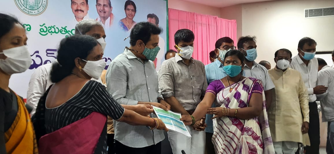 Chairperson_MCS's tweet photo. నూతన రేషన్ కార్డులు పంపిణీ చేస్తున్న.. గౌరవ మంత్రివర్యులు శ్రీ @KTRTRS గారు.. https://t.co/LFdDz1Ga8d