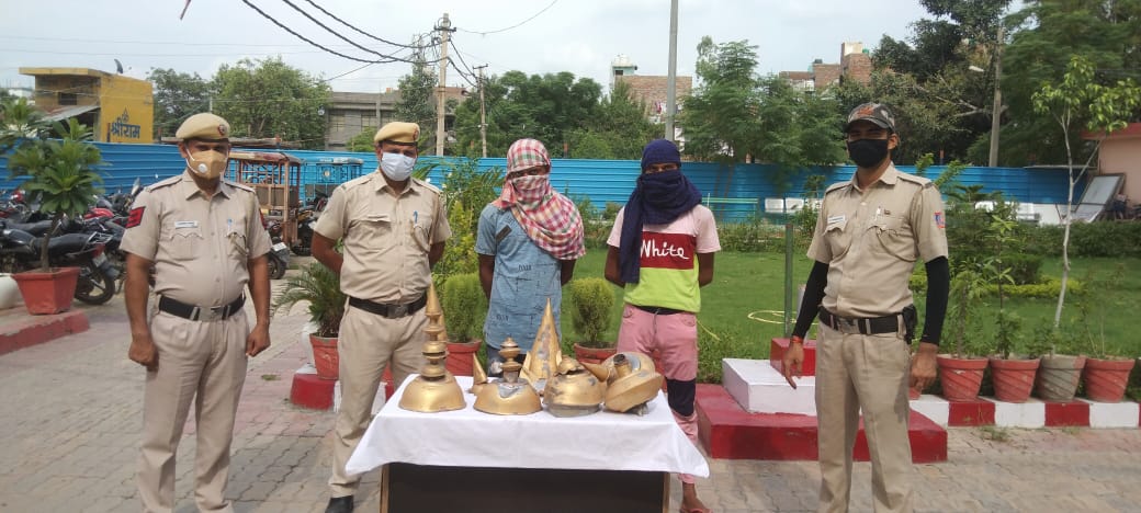 dcpouter's tweet photo. Two criminals arrested for theft from a Temple.
Entire stolen property (Kalash made of Brass) recovered.
Dedicated team effort by PS Raj Park #TeamOuter
#KeepingDelhiSafe
#DelhiPolice https://t.co/Y2N4tZhb76