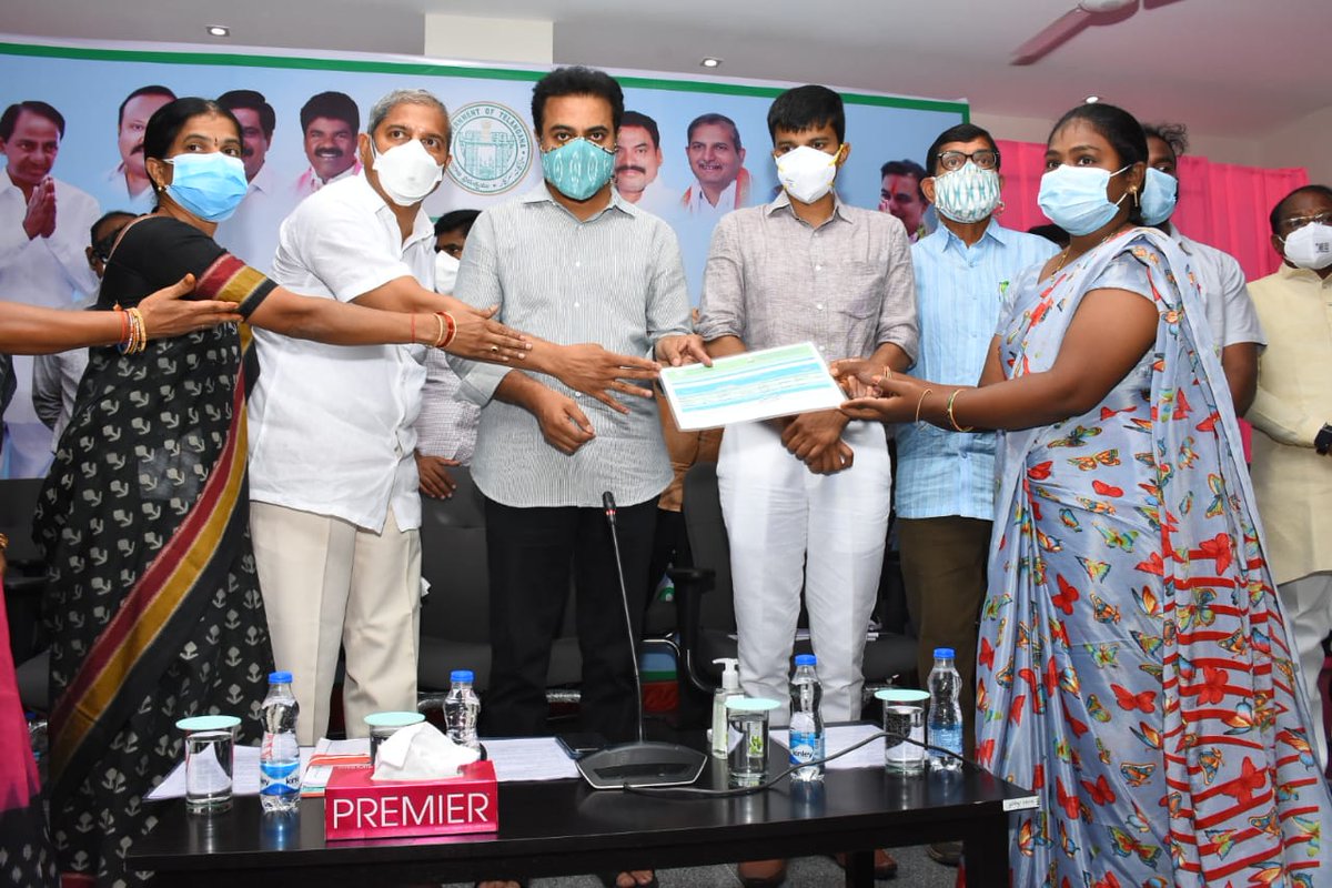 MinisterKTR's tweet photo. అర్హులైన పేదవారికి కొత్త రేషన్‌ కార్డులు పంపిణీ చేయాలన్న ప్రభుత్వ నిర్ణయం మేరకు ఈరోజు రాజన్న సిరిసిల్ల జిల్లా కలెక్టర్ కార్యాలయంలో లబ్ధిదారులకు రేషన్ కార్డులను అందజేసిన మంత్రి @KTRTRS https://t.co/48sRwoKpVs