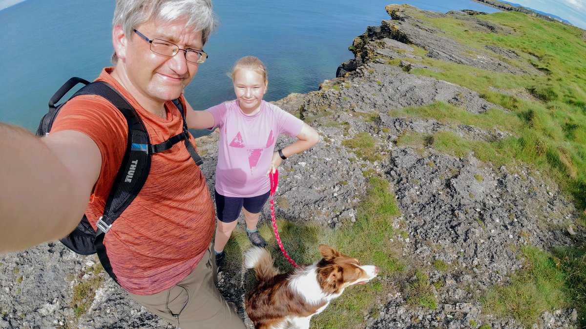 Our <a href="/AndrewRWhite/">Andi White 🌈</a>, his daughter Liv and one of the five Walks Around Britain dogs - Mocha, filming for the new series...

"Oy, Mocha... up here!"

#NationalDogPhotographyDay