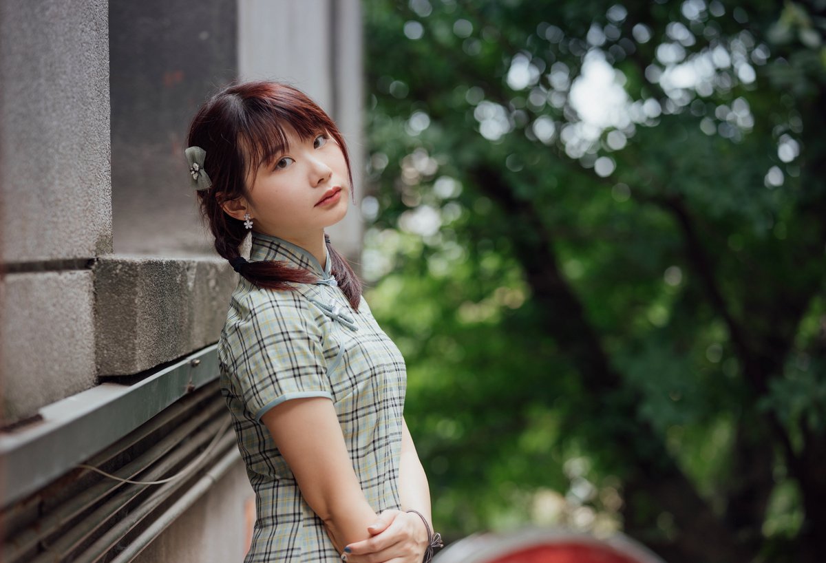 Qipao（Cheong-sam）, as an exquisite Chinese clothing, originates from China's Manchu Nationality.

Photos taken by YN85mm F1.8R DF DSM.

#portrait
#portraitphotography
#photography
#dress
#cheongsam
#qipao
#green
#yongnuo
#summer
#Chinese
#写真
#写真好きな人と繋がりたい