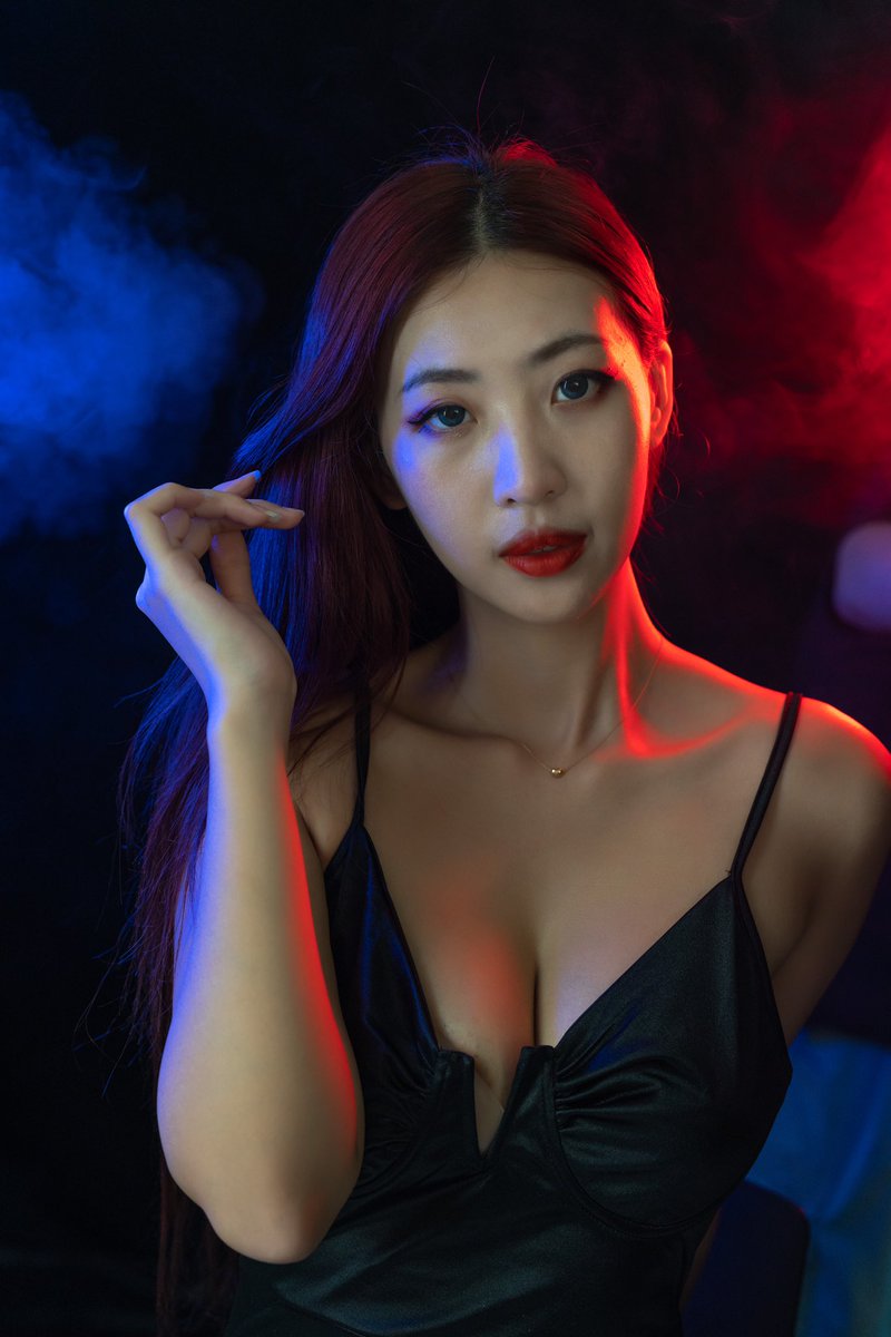 weeylite's tweet photo. Some behind the scenes of using Weeylite WE-9 and K21 to finish the creative portrait shooting.🤗
.
.
.
.
#weeylite #weeylitewe9 #weeylitek21 #rgblights #portraitphotography #lightstick #rgbringlight #ringlight #lightingteaching #lightinglessons #studiolight #indoorphotography https://t.co/wM9zup2XEy