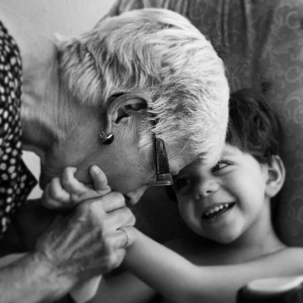 larotesmeyer's tweet photo. Creí que la palabra MADRE era la más bonita del mundo.
Pero cuando lo fui, descubrí que ABUELOS es enorme.
Gracias por todo, por tanto.
No hay amor más incondicional, sin horario ni calendario, que el vuestro.
Que suerte tienen mis hijos de teneros.
#DiaDeLosAbuelos https://t.co/5PVvLUnUIP