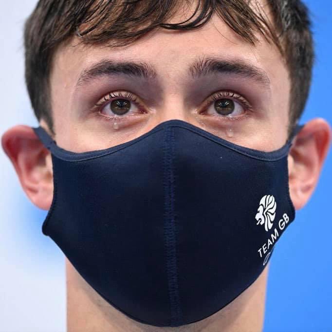 “I am a gay man and also an Olympic champion. And I feel very empowered by that because when I was younger I felt I was never going to achieve anything because of who I was.”

Congrats Tom Daley 🌈❤️ #Olympics