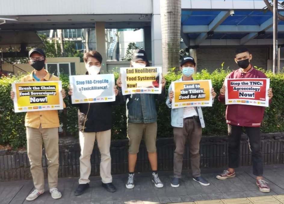 GSBIPusat's tweet photo. #SiegeTheSummit
Minggu, 25 Juli 2021.
Aksi piket Front Perjuangan Rakyat-FPR dan ILPS Indonesia yang tergabung dalam Global People's Summit on Food Systems di depan Gedung Perwakilan PBB di Jalan M.H. Thamrin. https://t.co/euJZu1kLoT