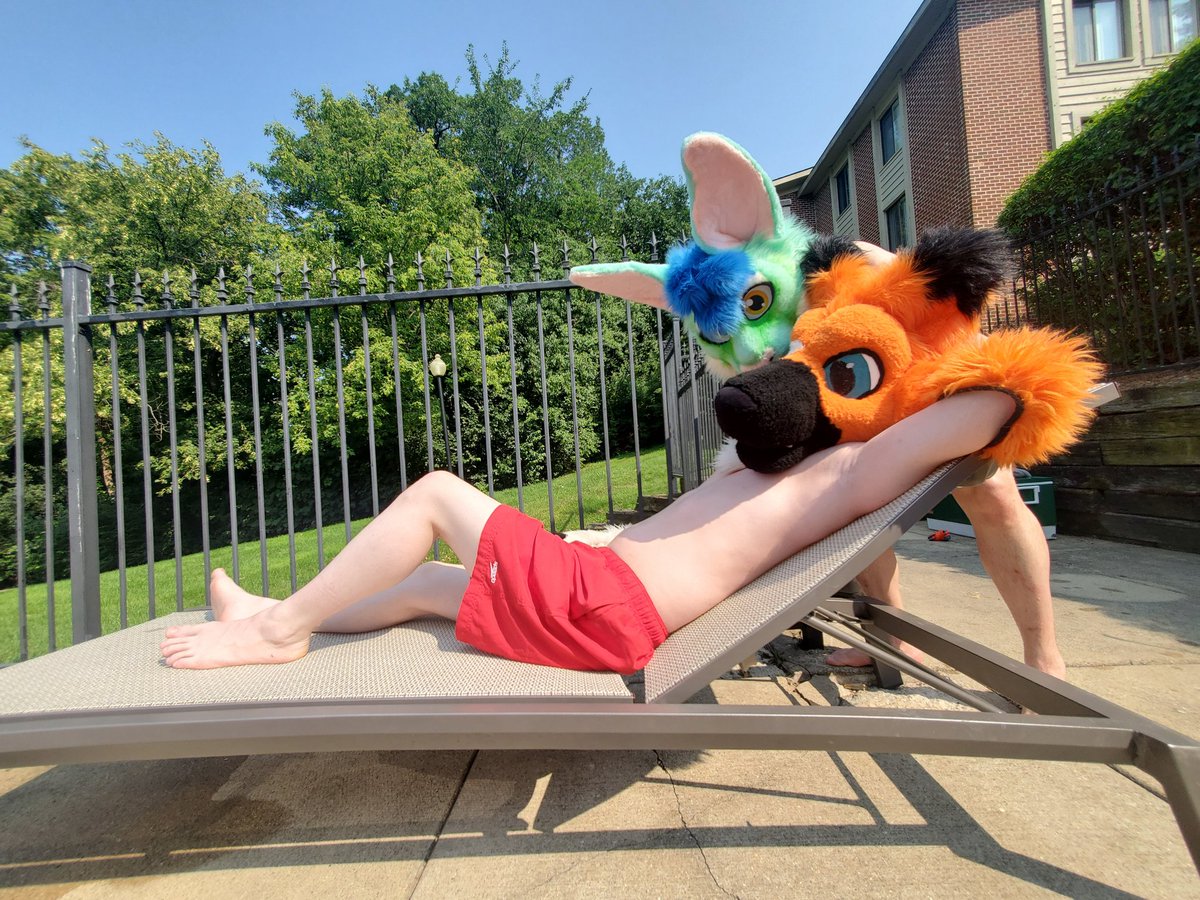 Star_kingfluff's tweet photo. Whent swimming with my roommate its really nice out for it https://t.co/mIJMszXD9K
