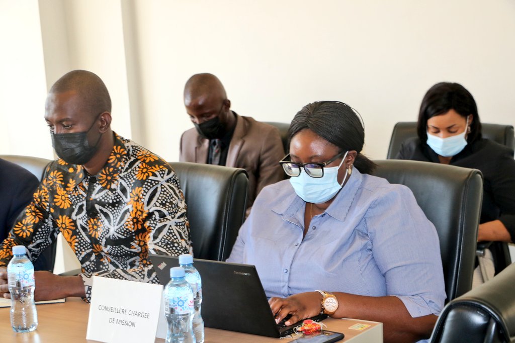 Tenue du conseil de cabinet avec des échanges sur notamment :
✅La stratégie de branding pays pour accroitre les investissements 
✅Le programme d’appui aux jeunes femmes entrepreneurs avec #YouthKonnektForWomen
<a href="/GouvGN/">Gouvernement GN</a>
<a href="/APIP_Guinee/">APIP Guinée</a>