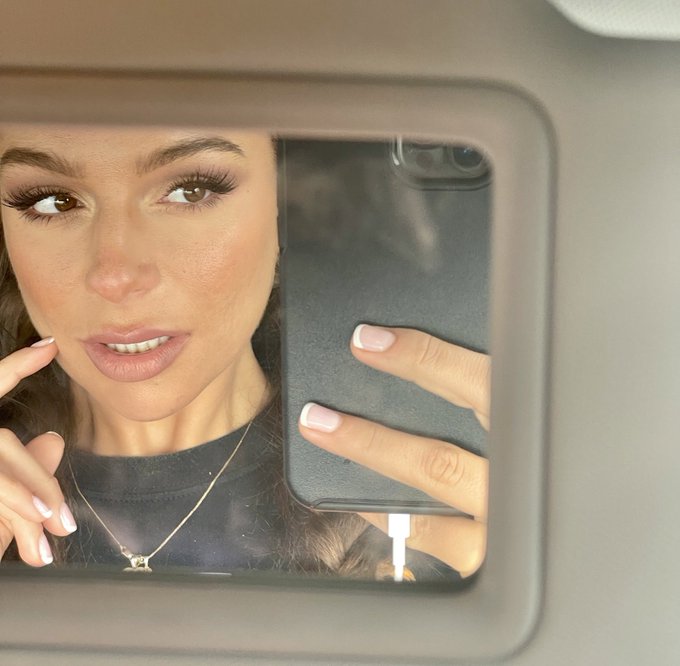 Applied a full face of makeup on the LA to Vegas drive without a single lash-induced freak out 

Pornstar