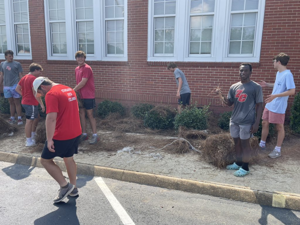 ZCHS_Baseball's tweet photo. A little #CommuntiyService after workouts this morning. #TheChapel #GAS #FTT https://t.co/FZY6CGWfQv