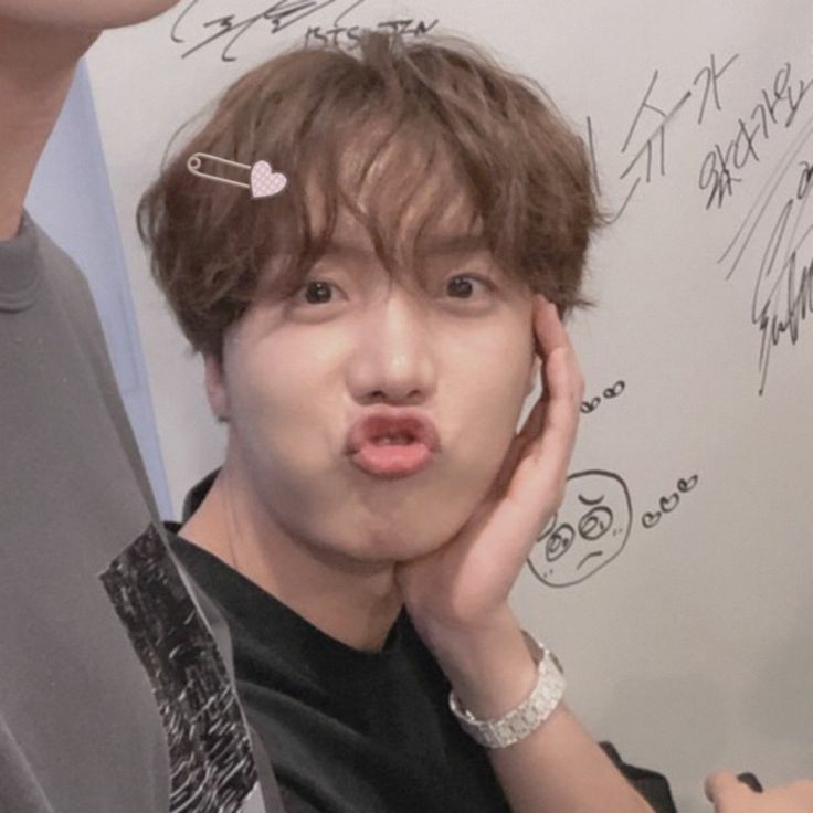 jhs__bot's tweet photo. @vhobinho here!! he loves you very much, he is proud of you, you are important, you are valid, do not give up, please be careful and drink water !! 🌟💗 🤞🏻 https://t.co/7Io69lJUwx