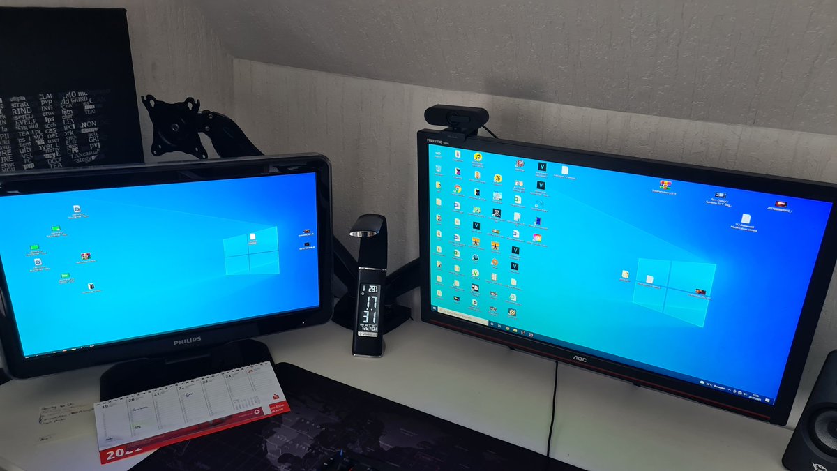 CuxPlay's tweet photo. So der erste Bildschirm ist am neuen Halter befestigt. In den nächsten 1-2 Tagen kommt der andere neue und dann sieht es wieder gleichmäßig aus 😄

#gaming #news #GamingLife #gamer #bildschirm #gamingpc #gamer #YouTube #youtuber #gamedev #letsplay #pcgamer https://t.co/G0oI6EQrI7