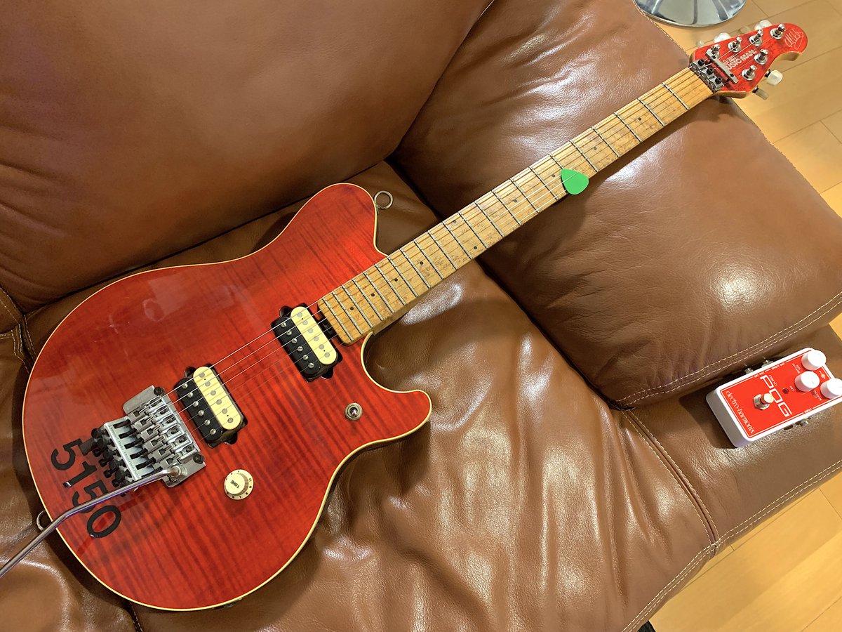 nagase66's tweet photo. 今夜のお供は10代からの #EVH 系 #Musicman のメイン
何か妙に鳥目ネックを弾きたくなって
正直鳥目のない個体が好きやけど20数年一緒やと信頼できますな
#Gotoh 製の #FloydRose トレモロユニットやけど
こやつはメインのただの #Stratocaster 並みに生鳴りが凄えです
#nanoPOG で色々遊んでました https://t.co/HMBLfxaIY0