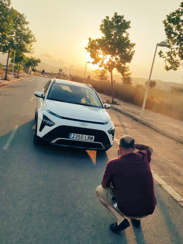 JoelPeirat's tweet photo. Bonita puesta de sol tuvimos ayer para el #shooting que ilustrará el #testdrive del @HyundaiEsp #BAYON que pudimos probar por gentileza de #Mobikorea y que podréis leer en #MOTORCastellon de @elmundocs el próximo viernes
#Hyundai #tesdriving #prueba #motor #periodismodelmotor https://t.co/SbUci0eCU9