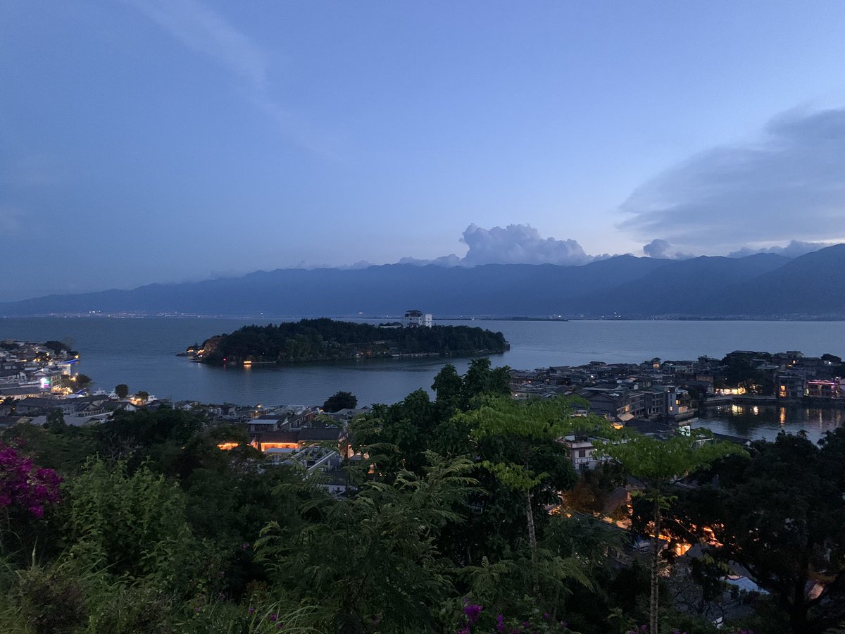 太阳落下的洱海与南诏。