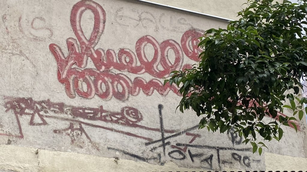 TonyMontanaBCN's tweet photo. @comicarchitect Esta foto la tiré hace un mes aprox. ¡Hay que proteger esa pieza de la calle Montera! 
Se está cuarteando la pintura. https://t.co/T0TCUsxDVf