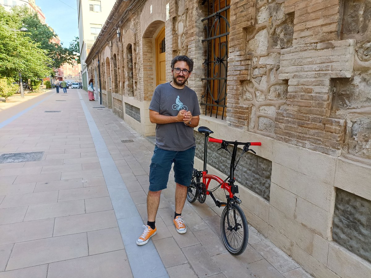 Último #SinEtiqueta de la temporada con <a href="/jmarinomorales/">Curro Mariño</a>. Amante de las #Brompton y de las ciudades habitables, ha participado en equipos de redacción del #PMUS, y puesta en marcha de proyectos piloto en diversas localidades.  
🚴‍♀️etiquetazero.com/sin-etiqueta/c…