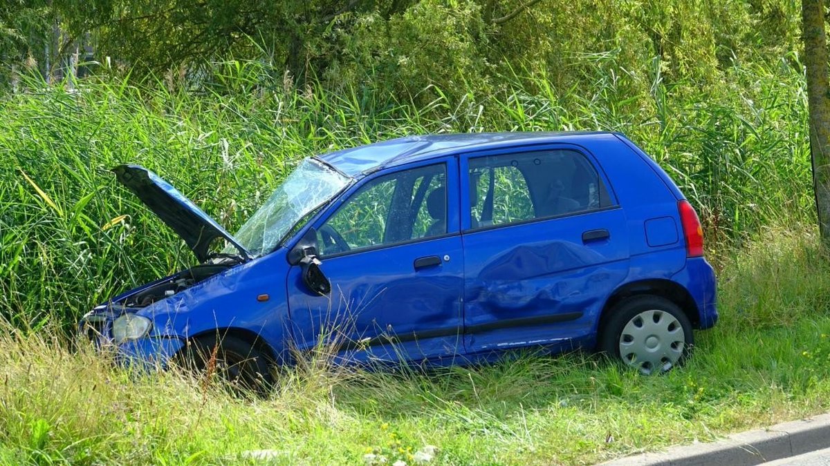 Auto slaat over de kop bij botsing in Zwaag; brandweer helpt slachtoffer uit auto