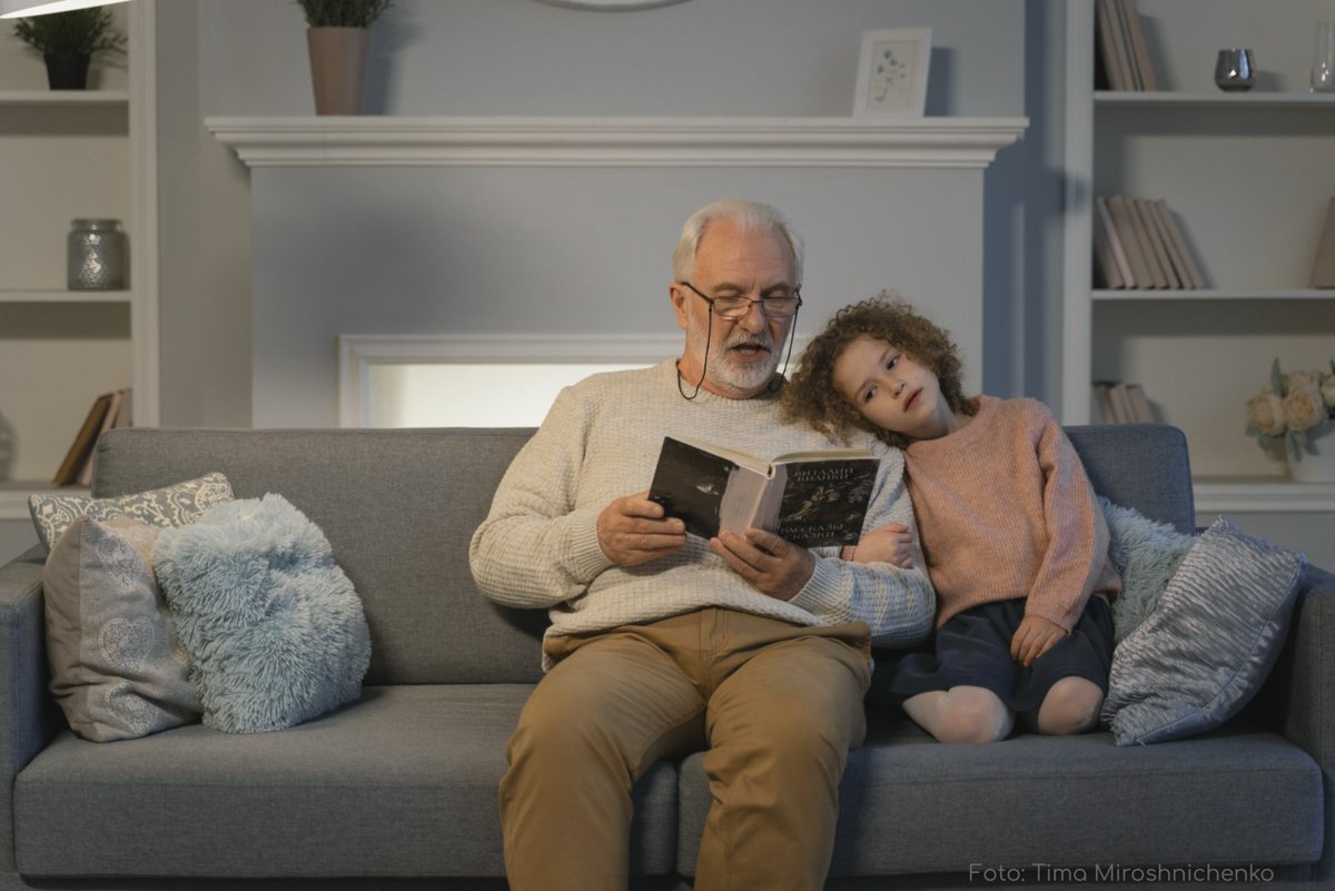 eccit_'s tweet photo. ☝️ Vosaltres teníeu algun conte preferit? 📖 Jo quan venia l'àvia 👵🏼 anava a dormir contenta perquè m'explicava històries i sempre li demanava que tornes a explicar una que em feia riure molt... Que bé dormia!  A #eccitcom celebrem el #diainternacionaldelsavis👴👵 Gràcies, #avis! https://t.co/uI818ouyaa
