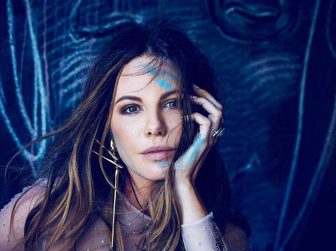 beckinsaddict's tweet photo. Happy birthday @KateBeckinsale ! 💜 https://t.co/nW3PKUze10