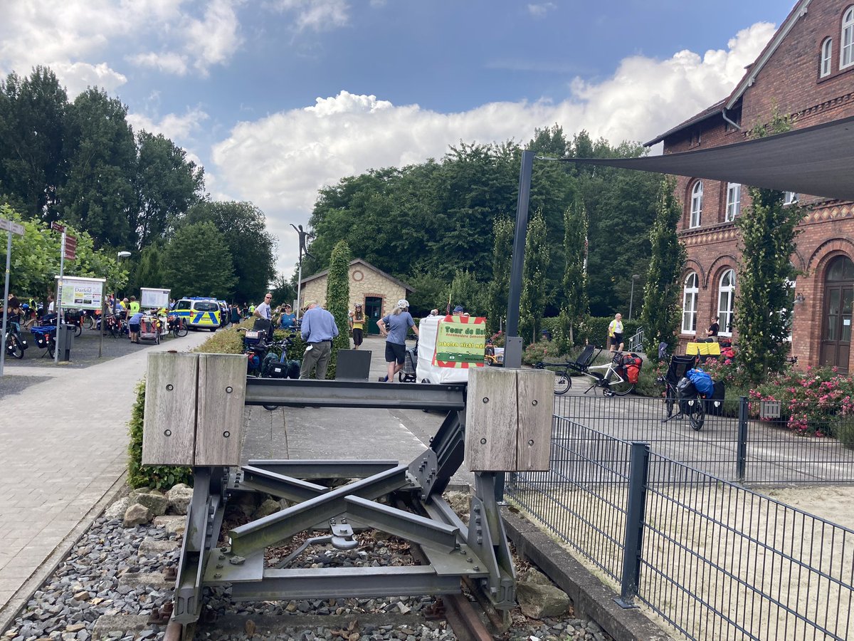 VcdBayern's tweet photo. Die @TourDeNatur macht von #muenster nach @StadtAhaus Mittag am Generationpark & #kulturbahnhof #Darfeld & bedauert Abbau der #bahnstrecke #verkehrswende @oekomobil @PROBAHN_NRW @VCDeV @fairkehr https://t.co/Ydwap764rE