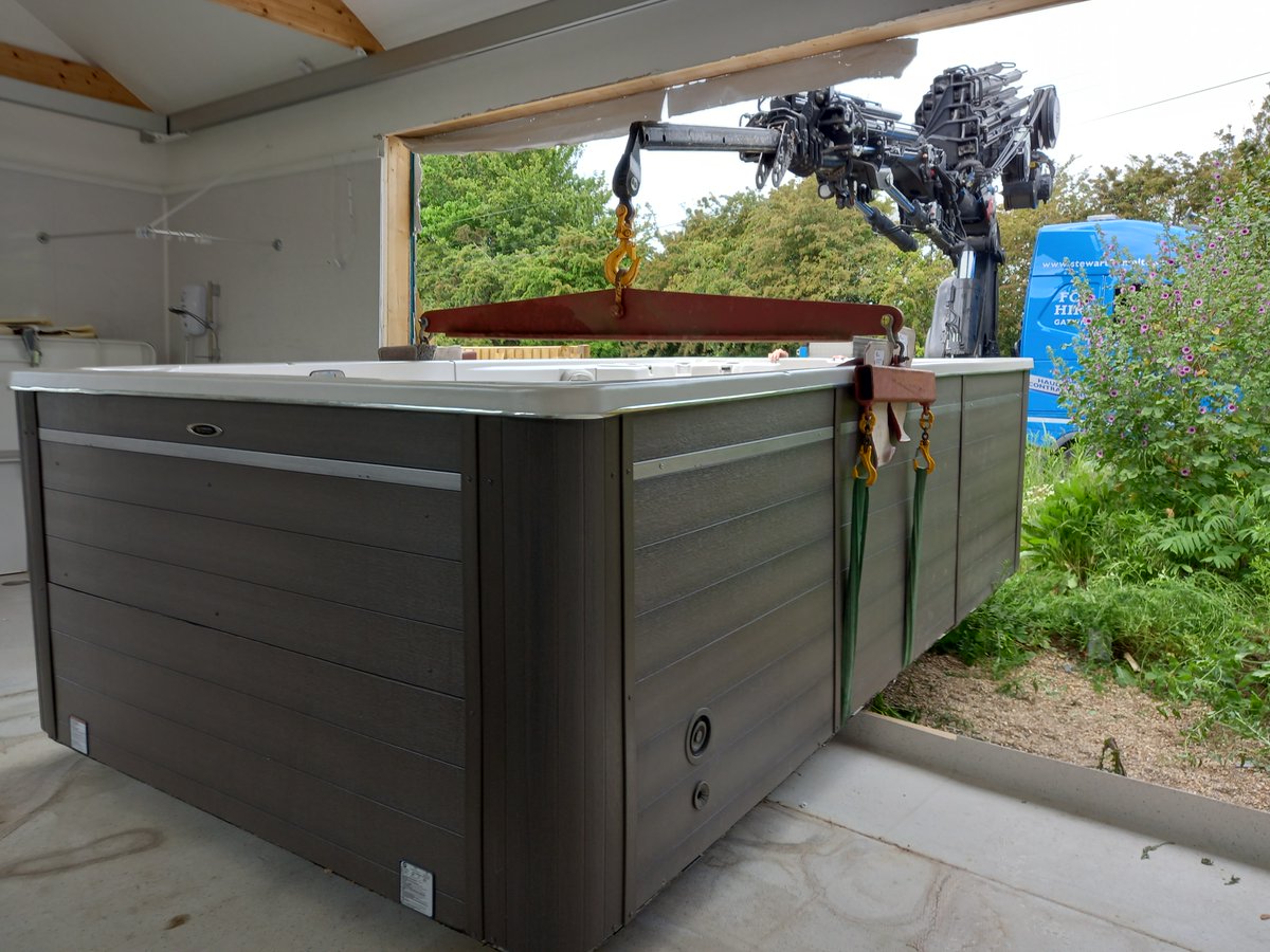 SFinnieLtd's tweet photo. That was a bit tight!
Hiabing swim spa into garden building through an open wall with specialist lifting equipment

#Hiab #Crane #HGV #Construction #Hydropool https://t.co/Uqlrny6PW3
