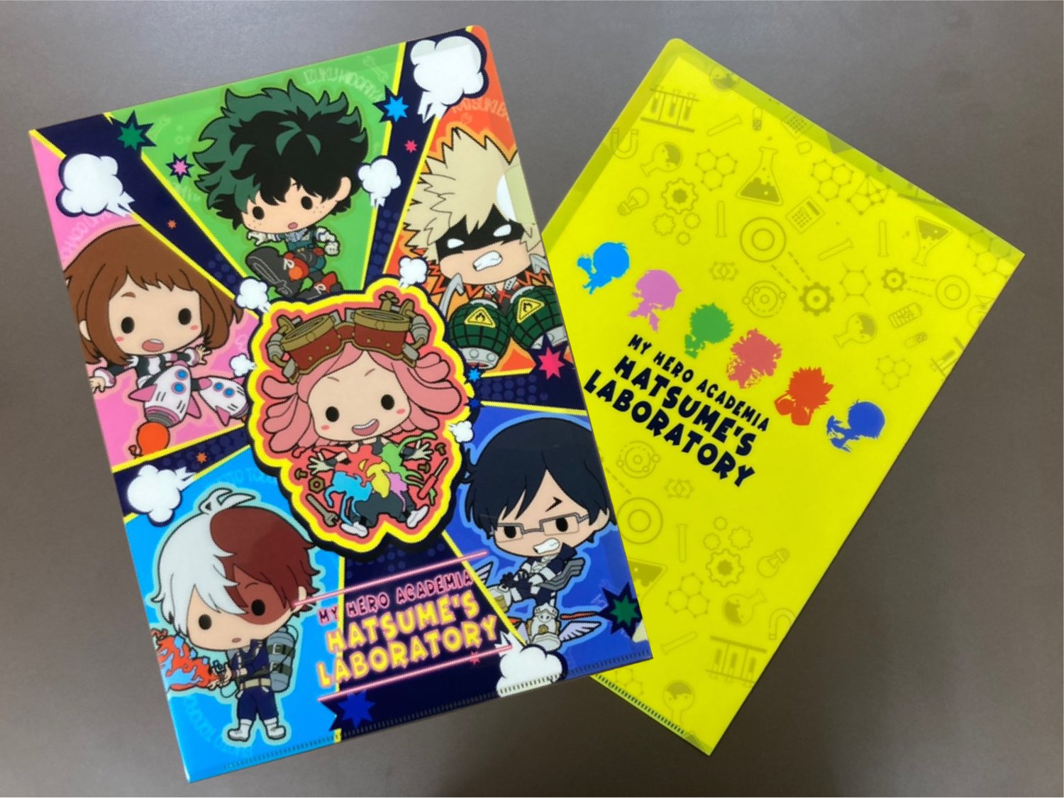 公式 僕のヒーローアカデミア Hatsume S Laboratory グッズ紹介 本日はオリジナル描き起こしイラスト を使用した クリアファイル をご紹介します Popなデザインであらゆる場面で活躍する A４サイズのクリアファイルとなっております 是非