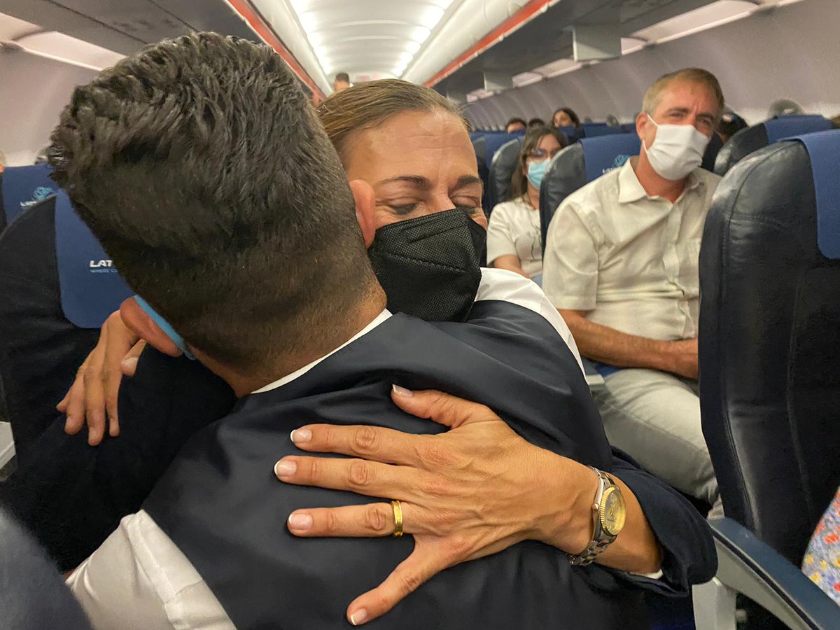LattitudeHub_es's tweet photo. Ayer vivimos un momento muy especial durante la ruta Tenerife Sur - Madrid.

La tripulación quiso dedicar unas palabras a nuestra Teresa, la mujer de la sonrisa permanente y parte fundamental de este equipo.

Esperamos poder celebrar muchos más a bordo.🎂✨ https://t.co/rOjn4X9Tkg