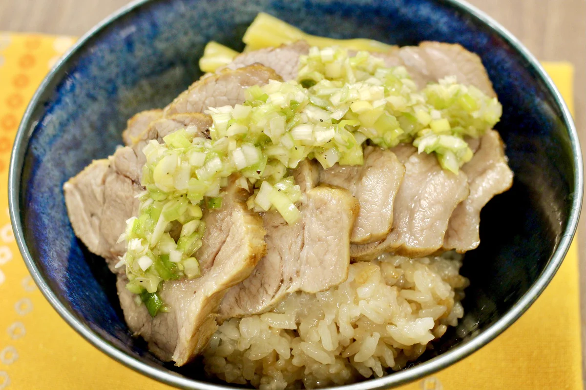 豚ロースブロックを炊飯器で調理！その名もシンガポークライスが美味しそう！