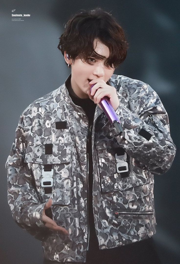 Arriba 70+ imagen jungkook mic drop outfit Abzlocal.mx