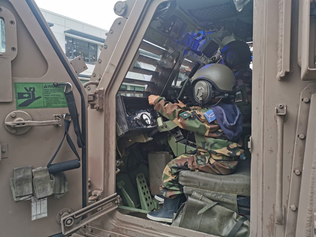 #triomphe
Le LRU est partout !
Après le #14juillet dernier sur les Champs-Élysées, le maréchal-des-logis Tinoarii, le brigadier-chef de 1ère classe Damien et le brigadier François ont filé 🏎 plein ouest avec leur LRU : direction l' <a href="/SaintCyrCoet/">Académie militaire de Saint-Cyr Coëtquidan</a> ou ils ont présenté le LRU.